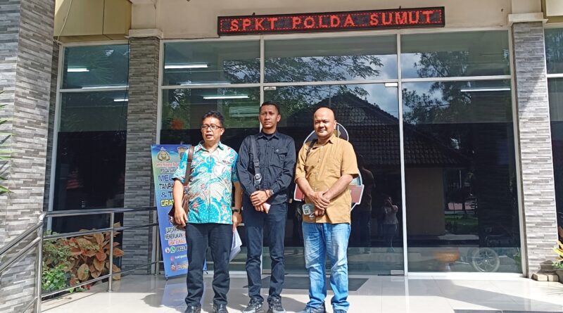 Rivai Simanjuntak (tengah) diabadikan bersama kuasa hukum dari Kantor Hukum Andris Tarihoran SH MH & Partners usai mengadu ke Polda Sumut, Kamis (14/11).